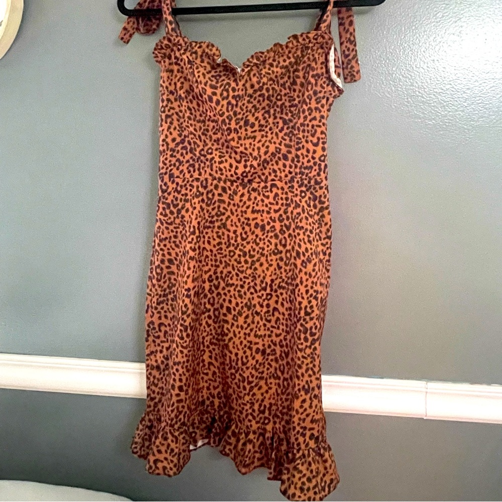 Very comfortable dress. Tie straps which make it easy to adjust. Really love it